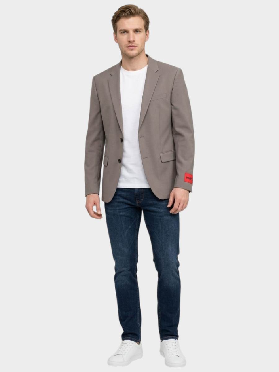 Hugo muški sivi sako na modelu