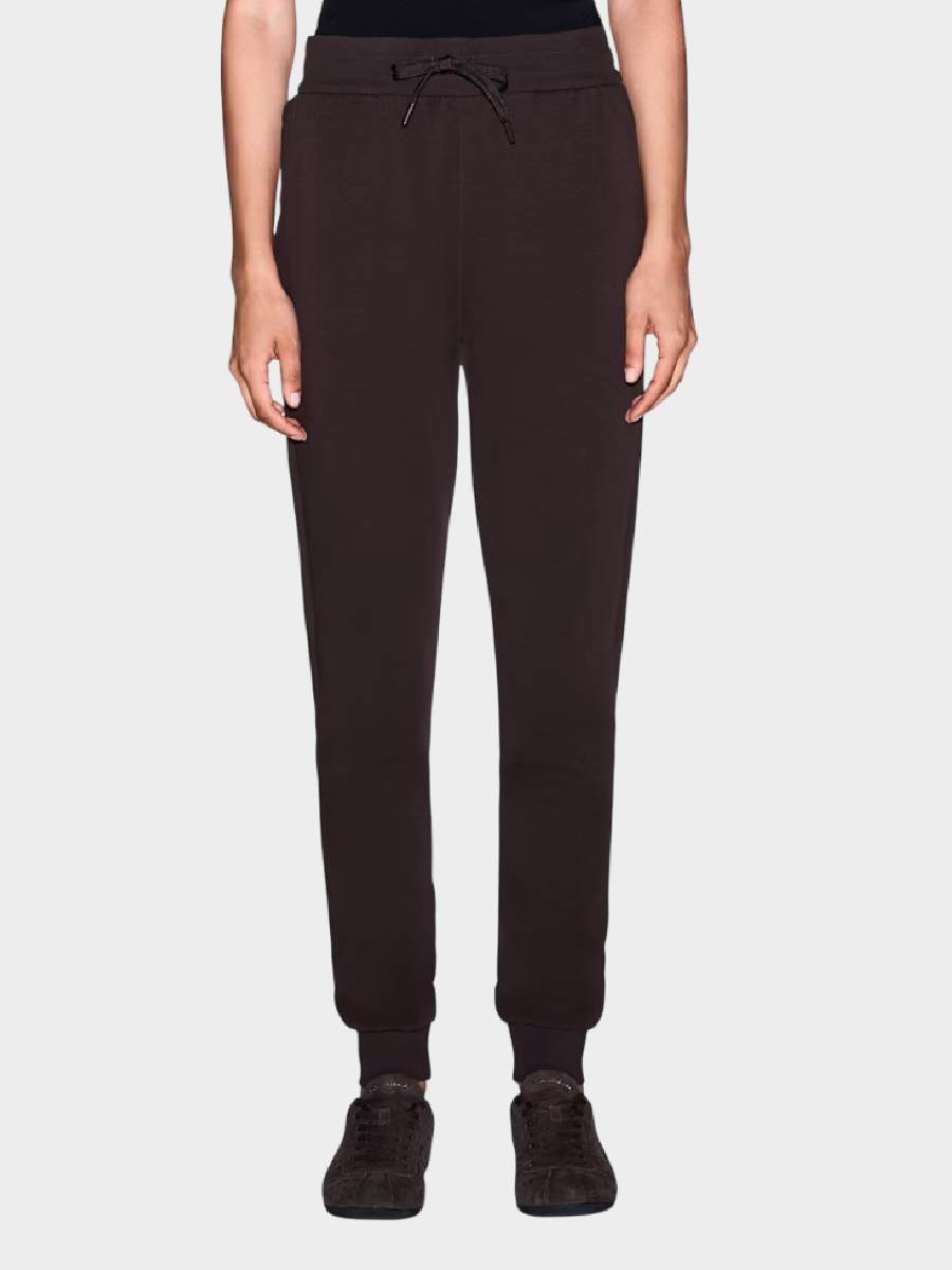 Armani Exchange ženska trenerka crna ar000824 10818 u6032 - crne trenerka pantalone na modelu sa učkurom
