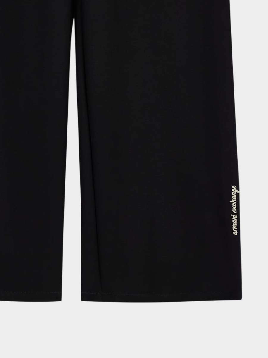 Armani-Exchange-ženske-pantalone-ar02854-16111-uc001-02 Armani Exchange ženske pantalone crne ar02854 16111 uc001 - detalj crnih pantalona sa logo natpisom na nogavici
